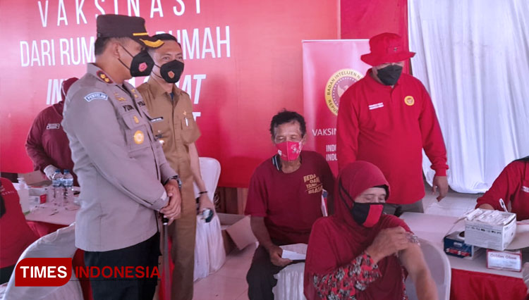 Kabinda Jatim Bersama Wabup Blitar Tinjau Vaksinasi di Desa Pojok Ponggok
