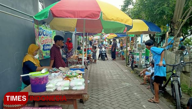 The locals displaying all foods made of semanggi or clover as the base ingredient at the grand opening of Kampung Semanggi. (Photo: Rizki Alfian/ TIMES Indonesia)