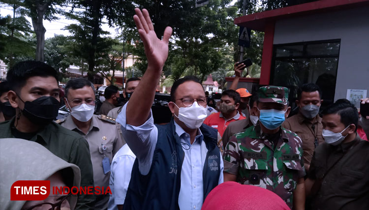 Gubernur DKI Jakarta Anies Baswedan saat melambaikan tangan kepada siswa SDN 03 Cempaka Putih Timur. (FOTO: Moh Ramli/TIMES Indonesia)