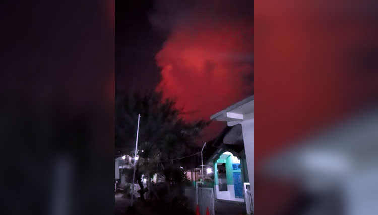 Fenomena langit kemerahan disertai kilat. (FOTO: istimewa)