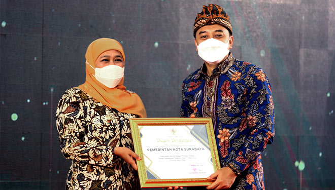 Gubernur Khofifah Indar Parawansa menyerahkan penghargaan kesuksesan menekan laju Covid-19 kepada Wali Kota Surabaya Eri Cahyadi. (FOTO: Humas Pemkot Surabaya for TIMES Indonesia)