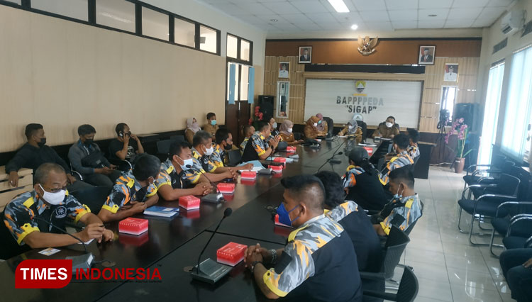 LSM GMBI saat beraudiensi dengan Bappppeda Kab. Sumedang Jawa Barat (Jabar), Selasa (14/12/2021). (FOTO: Alan Dahlan/TIMES Indonesia)