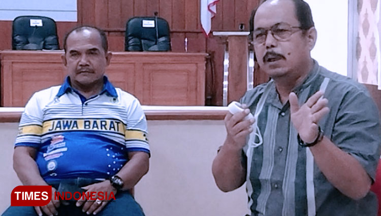 Ketua pelaksana kegiatan Apip Winayadi memaparkan rencana event mountain bike uphill race. (Foto: Syamsul Ma'arif/TIMES Indonesia)
