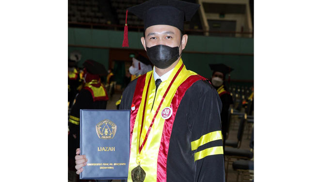 Wakil Wali Kota Gorontalo, Ryan F. Kono usai mengikuti wisuda. (Foto: Humas Pemkot Gorontalo)