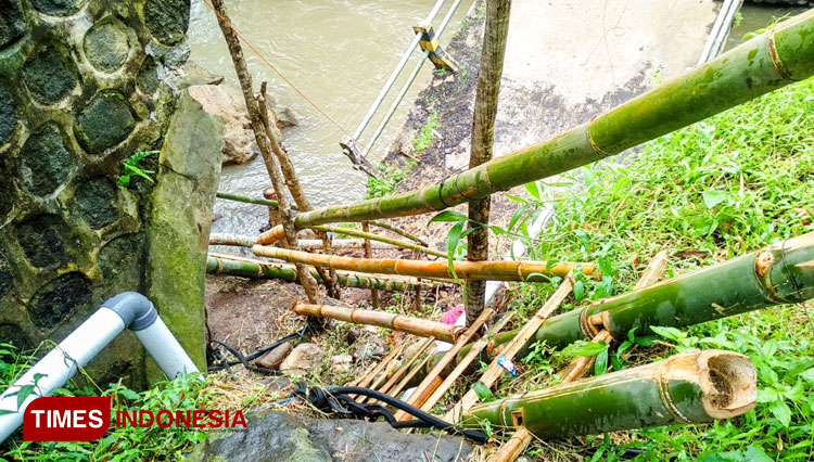 Pakai Tangga Bambu, Warga Banyuwangi Nekat Menyeberangi Jembatan Ambruk