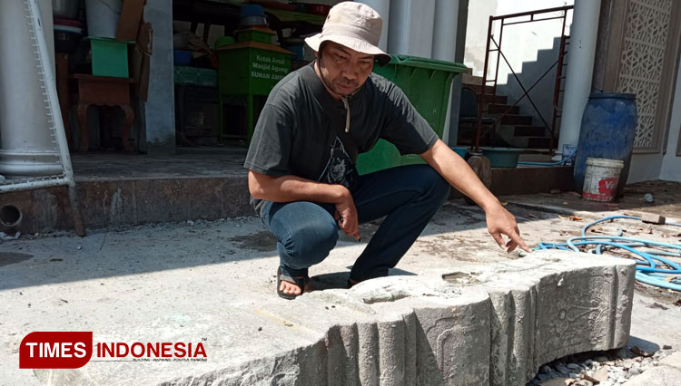 Tim Begandring Soerabaia menunjukkan temuan dua struktur batu candi di Kompleks Makam Sunan Ampel, Selasa (14/12/2021).(Foto : Lely Yuana/TIMES Indonesia)