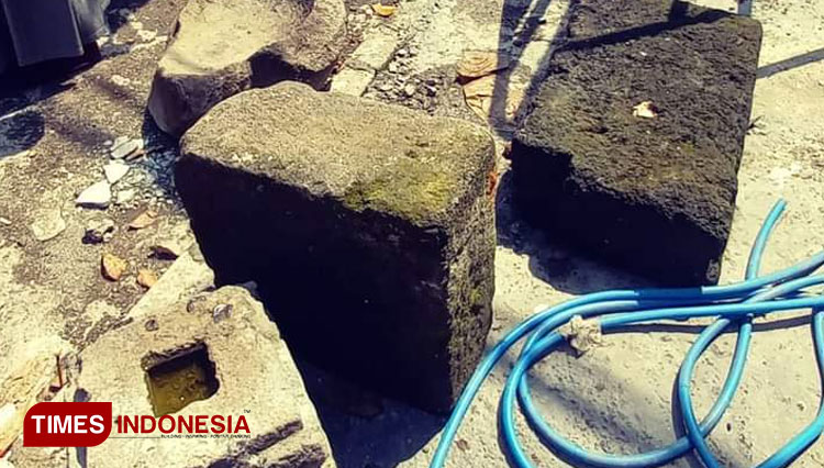 batu candi di Kompleks Makam Sunan Ampel