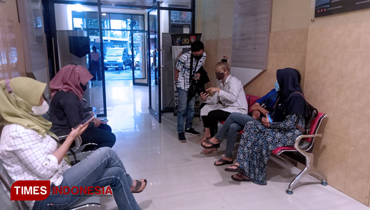 Para korban arisan online melapor ke Polresta Banyuwangi. (FOTO: Agung Sedana/TIMES Indonesia)