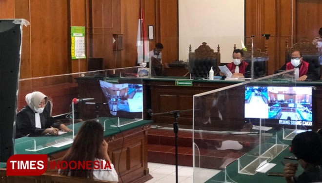 Suasana sidang Stella Monica di ruang Cakra PN Surabaya, Selasa (14/12/2021). (Foto: Khusnul Hasana/TIMES Indonesia).