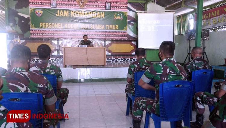 Dandim 1601 Sumba Timur Letkol Czi. Aditya Triwirawan saat memberi arahan saat jam komandan kepada anggota Kodim 1601 Sumba Timur. (FOTO: Habibudin/TIMES Indonesia)