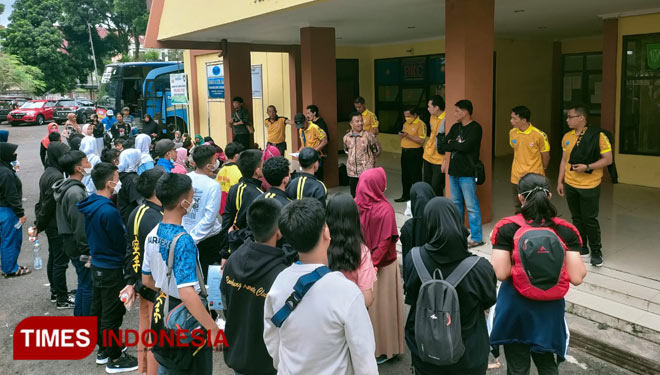 Sebanyak 61 Karateka dari Perguruan Bandung Karate Club' (BKC) menerima arahan sebelum berangkat ke Gashuku Nasional di Pondok Puragabaya Ciparay Kabupaten Bandung, Rabu (15/12/21) siang (FOTO: Harniwan Obech/TIMES Indonesia)