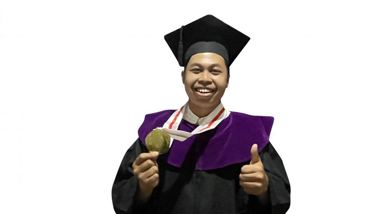 Muhammad Azrul Hamzah S. Ds dari jurusan Desain Komunikasi Visual (DKV) menjadi lulusan tercepat di STIKI Malang. (FOTO: AJP TIMES Indonesia)