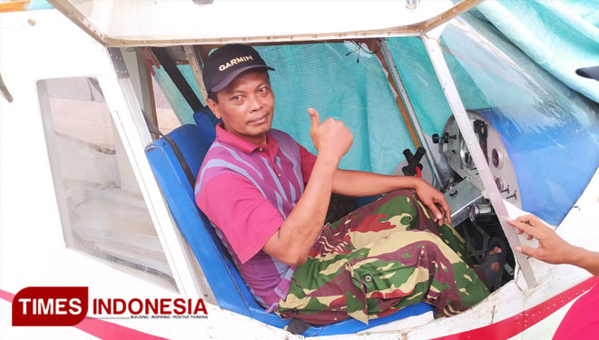 Suyanto, menunjukkan pesawat jenis STOL buatannya, yang kini berada di rumahnya di Dusun Dusun Trongglonggong, Desa Sumberagung, Kecamatan Modo, Kabupaten Lamongan, Rabu (15/12/2021). (FOTO: MFA Rohmatillah/ TIMES Indonesia)