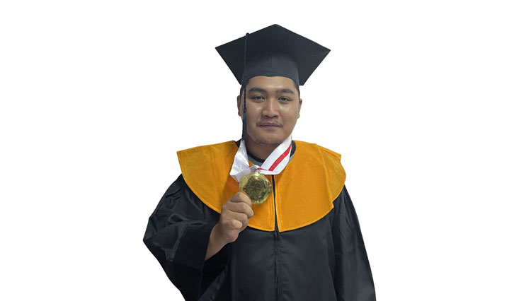 Muhammad Reyhan Firnas Adani, salah satu lulusan terbaik pada wisuda STIKI Malang ke-37 dari prodi Teknik Informatika.