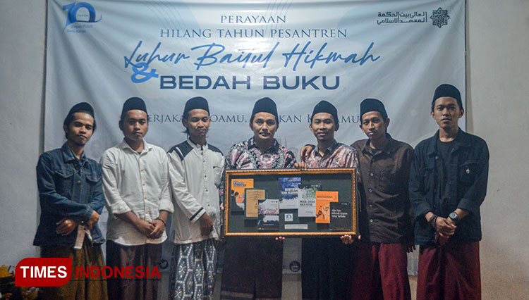 Santri Luhurian memamerkan buku yang diterbitkan dalam perayaan hilang tahun Pesantren Luhur Baitul Hikmah, Kepanjen, Malang. (foto: dok Pesantren Luhut Baitul Hikmah for TIMES Indonesia)