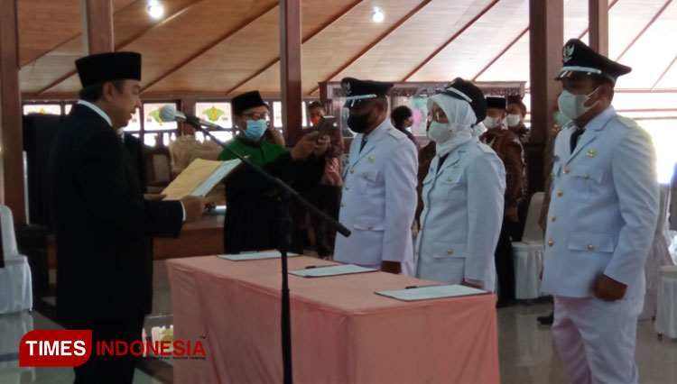 Bupati Cilacap Tatto Suwarto Pamuji melantik tiga Kepala Desa Antar Waktu 2019-2025. (FOTO: Estanto Prima Yuniarto/TIMES Indonesia)