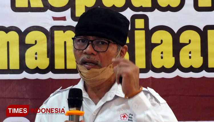 Wakil Ketua 1 PMI Banyumas Dibyo Yuono saat memberikan paparan tentang diseminasi kepalangmerahan di hadapan puluhan wartawan.(FOTO : Sutrisno/TIMES Indonesia)