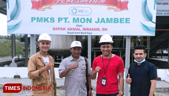 Humas PT Mon Jambee, Kalmi (dua dari kanan) bersama awak media di lokasi PMKS (FOTO: T. Khairul Rahmat Hidayat/TIMES Indonesia)