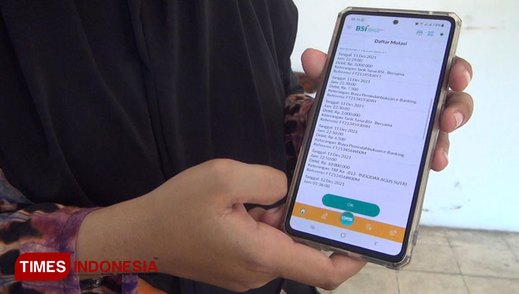 NV menunjukkan bukti hilangnya uang a