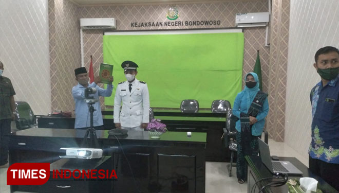 Pelantikan kepala desa Sulatis di ruang Kejaksaan Negeri Bondowoso. Dia ditahan karena tersandung kasus penggelapan (FOTO: Moh Bahri/TIMES Indonesia).