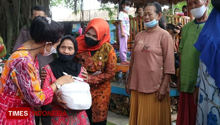 Wabup Blora Tri Yuli Setyowati meresmikan dan menyerahkan sarana Program Kotaku di Kelurahan Tegalgunung, Kabupaten Blora tahun anggaran 2021.(Foto: Firmansyah/TIMES Indonesia)