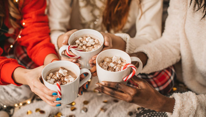 Perayaan Natal bersama keluarga semakin hangat dengan sajian minuman yang pas. 