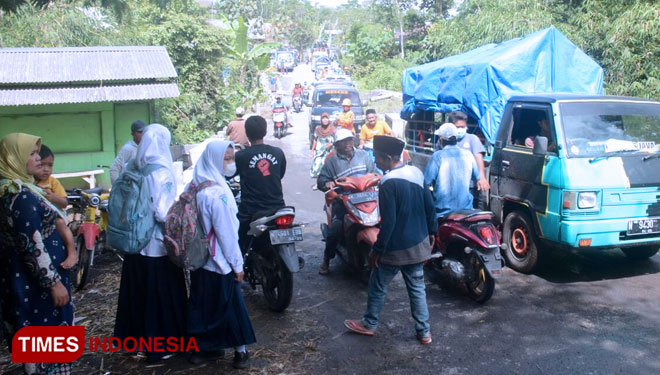 Warga Desa Supiturang terlihat berhamburan mencoba keluar dari lokasi. (foto: Adit/TIMES Indonesia)