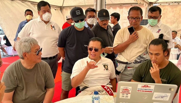 Mantan pebalap nasional Ricardo Gelael berfoto dengan putranya Sean Gelael yang saat ini berkarir sebagai pebalap profesional. (foto: dok IMI)