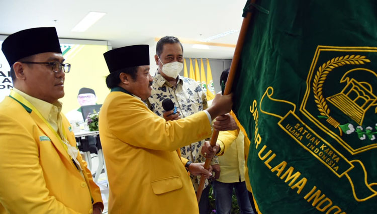Ketua Fraksi Partai Golkar (FPG) MPR RI Idris Laena terpilih secara aklamasi sebagai Ketua Umum Satkar Ulama periode 2021-2025. (foto: dok Partai Golkar) 