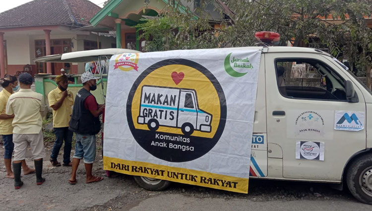 Komunitas Anak Bangsa Bagikan Makanan Gratis untuk Warga Terdampak Erupsi Semeru