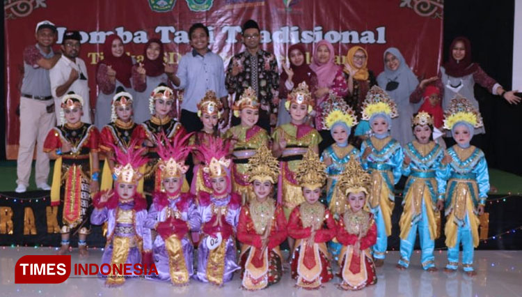 Dekan Fakultas Agama Islam dan Civitas PGMI Unisla berfoto bersama dengan para pemenang di acara puncak lomba tari tradisional, Kamis, (6/12/2021). (Foto: Ja’far Shodiq (CR-161)/AJP TIMESINDONESIA)