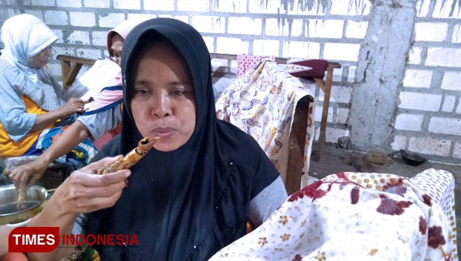 Perajin saat membatik tulis di rumah produksi Batik Ningrat Rembang (Foto: Akmal/TIMES Indonesia)