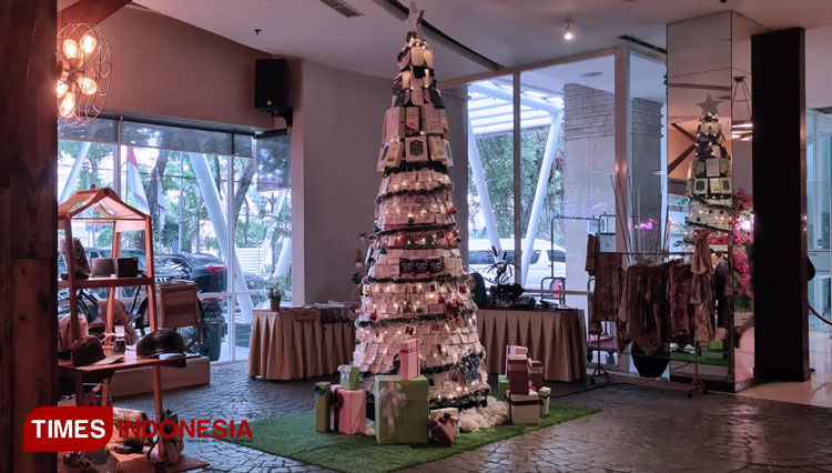 Mercure Hotel Surabaya Grand Mirama Uses Local Products for Their Christmas Tree