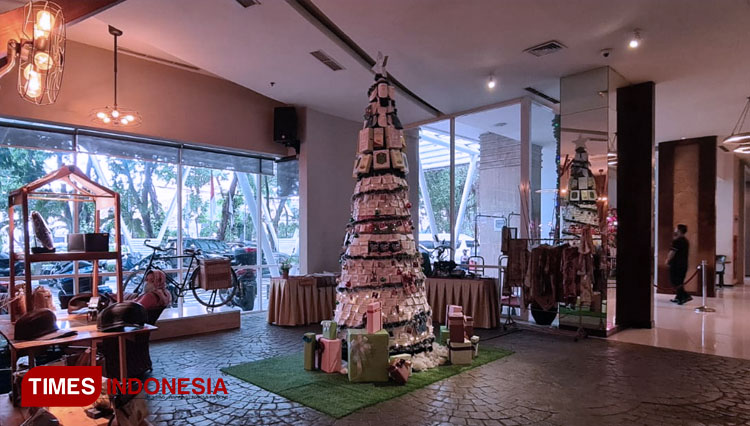 Sambut Hari Natal, Mercure Surabaya Grand Mirama Hadirkan Pohon Natal UMKM