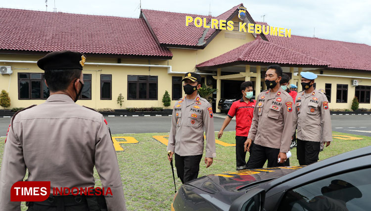 Kapolres Kebumen, AKBP Piter Yanottama saat pengecekan kendaraan dinas mobil patroli. (FOTO: Humas Polres for TIMES Indonesia)