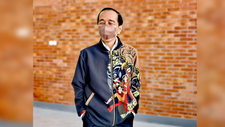 Pamer Jaket Produksi UMKM Blora, Jokowi: Gimana, Keren Kan?