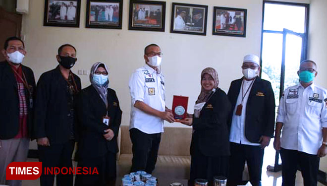 Rektor ITBis Lembah Dempo Dr. Elvera, S.E., M.Sc memberikan cenderamata kepada Wali Kota Pagaralam, Alpian Maskoni. (Foto: Asnadi/Times Indonesia)