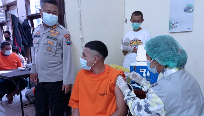 Tahanan Polresta Malang Kota saat menjalani vaksinasi Covid-19. (Foto: Humas Polresta Malang Kota for TIMES Indonesia)