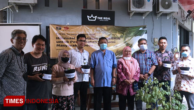 Bibit tanaman kapas diserahkan kepada para peserta FGD. Kapas salah satu komoditi pertanian yang memiliki nilai ekonomi tinggi. (Foto: M.Miftakul/TIMES Indonesia)