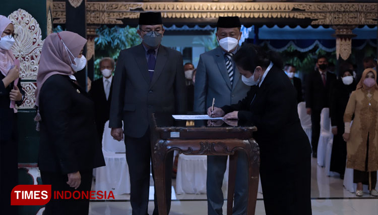 Bupati-Sleman-Kustini-SP-saat-melantik-pejabat-baru-2.jpg