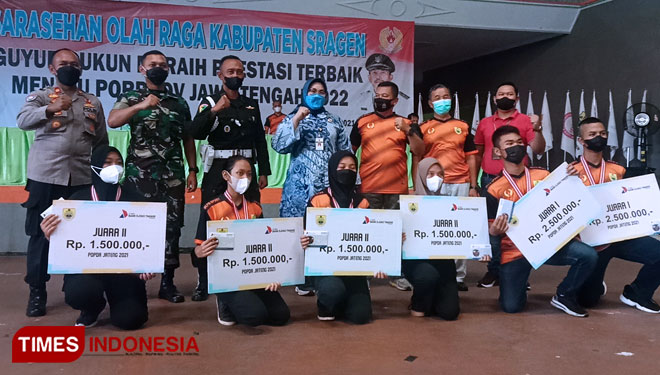 Bupati Sragen bersama forkompinda Sragen berfoto bersama atlit. (Foto: Mukhtarul Hafidh/TIMES Indonesia)