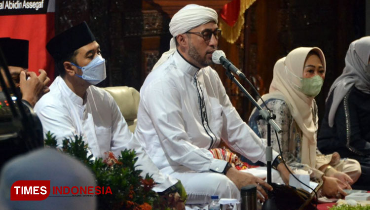 Bupati Purbalingga Diyah Hayuning Pratiwi saat bershalawat bersama Majelis Sholawat Az-Zahir dari Pekalongan. (FOTO : Humas Pemkab Purbalingga For TIMES Indonesia)