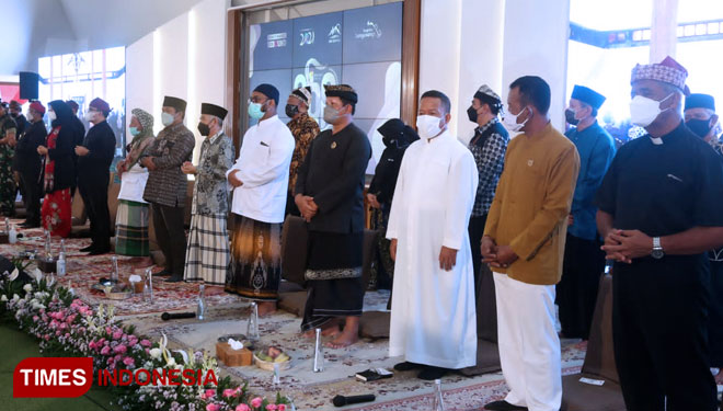 Doa bersama tokoh lintas agama di Pendopo Sabha Swagata Blambangan dalam rangka Harjaba ke-250 (Foto: Rizki Alfian/ TIMES Indonesia)