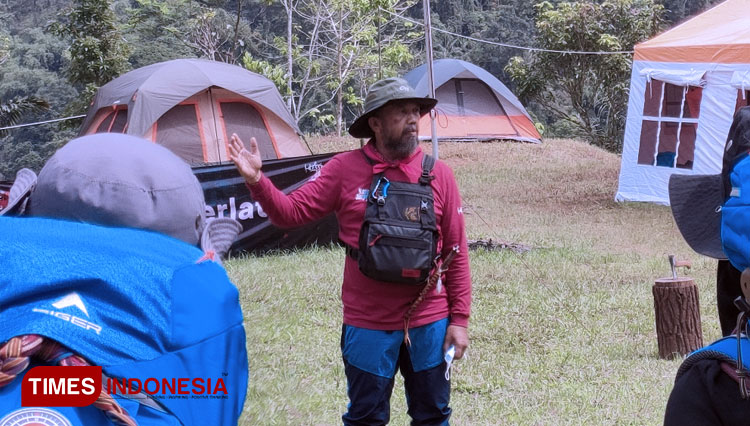Manager-Eiger-Adventure-Team-Galih-Donariko-memberikan-arahan-kepada-peserta-Mountain-Jugle-Course.jpg