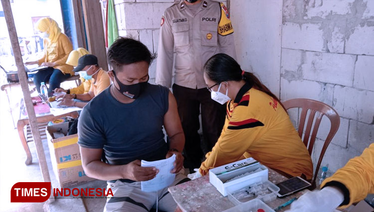 Operator wisata Snorkeling Gili Ketapang mengikuti vaksinasi Covid 19 (FOTO: Lailul Marom for TIMES Indonesia)