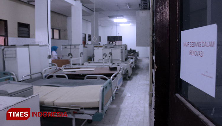 Para-nakes-saat-menata-bed-di-RS-Ibnu-Sina-Gresik.jpg