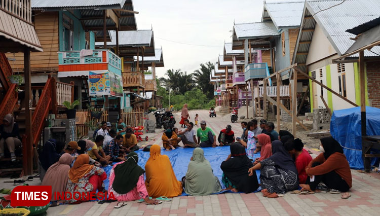 Warga Terdampak Gempa di Mamboro Perikanan, Kota Palu, Sulawesi Tengah sedang berkumpul di depan hunian tetap yang dibangun Arkom Indonesia bersama warga terdampak bencana. (Foto : Dokumentasi Arkom Indonesia for Times Indonesia)