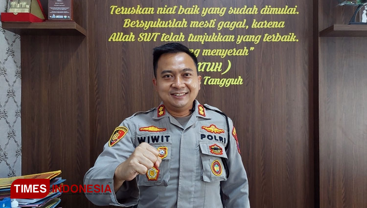 Kapolres Pacitan AKBP Wiwit Ari Wibisono menunjukkan semangat lagu nya untuk kedamaian (Foto: Rojihan/TIMES Indonesia)