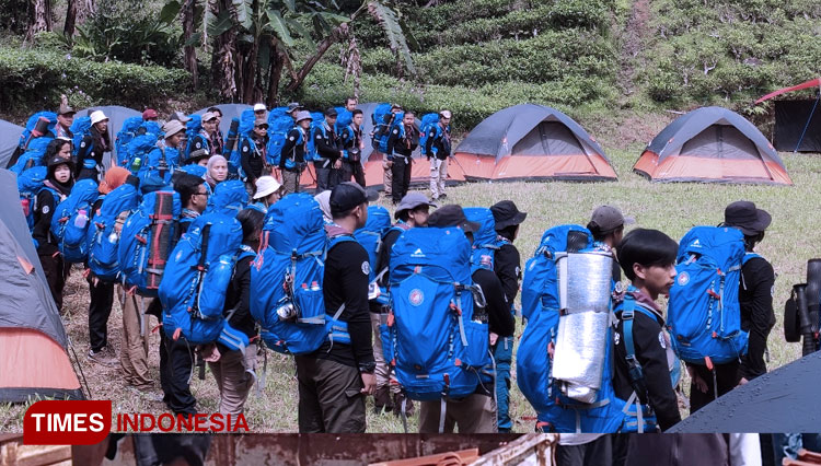 Puluhan peserta Mountain Jugle Course 2021 mengikuti upacara pembukaan di Blok Cibunar, Kawasan Gunung Cakrabuana Tasikmalaya, Jumat (17/12/21) siang (FOTO: Harniwan Obech/TIMES Indonesia)