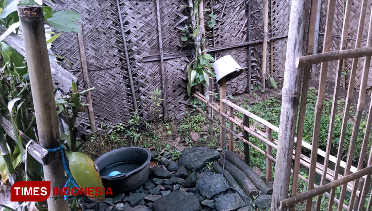 Kapolres-Banjar-saat-berkunjung-ke-rumah-keluarga-Sugeng-dan-Kamyati-2.jpg